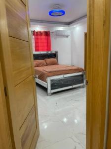 Una puerta a un dormitorio con una cama en una habitación. en Modern House in Santo Domingo Este, en Juan López 4 fotos más