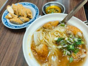 Makanan di atau berdekatan hotel kapsul