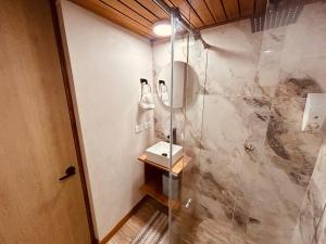 un baño con lavabo y ducha en Renacer, Poblado Manila, en Medellín 28 fotos más