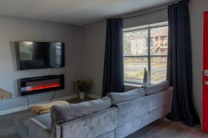 salon z kanapą i oknem w obiekcie Echelon Oasis on Fleming Drive Modern Comfort & Smart Living w mieście Houston