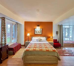 Ένα ή περισσότερα κρεβάτια σε δωμάτιο στο Scenic Hill View 3BHK Near Mall Road Stonewood