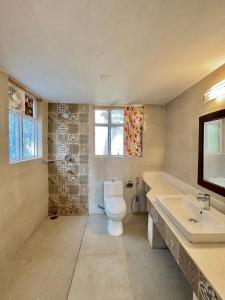 Ένα μπάνιο στο Scenic Hill View 3BHK Near Mall Road Stonewood