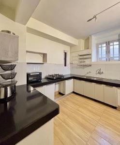 Η κουζίνα ή μικρή κουζίνα στο Scenic Hill View 3BHK Near Mall Road Stonewood