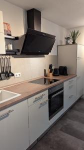 Η κουζίνα ή μικρή κουζίνα στο Idyllisches 2-Zimmer-Apartment +27 φωτογραφίες