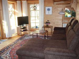 Una sala de estar con un sofá y un televisor de pantalla plana. en Hintermair Comfortable holiday residence, en Garmisch