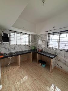 Ein Zimmer mit einem großen Schreibtisch in einem Zimmer mit Marmorwänden in der Unterkunft Kamal nivas service apertments in Chikmagalur