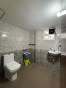 ein Badezimmer mit Toilette und Waschbecken in der Unterkunft Kamal nivas service apertments in Chikmagalur