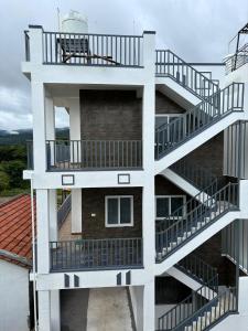 ein Gebäude mit Balkonen auf dem Dach eines Gebäudes in der Unterkunft Kamal nivas service apertments in Chikmagalur