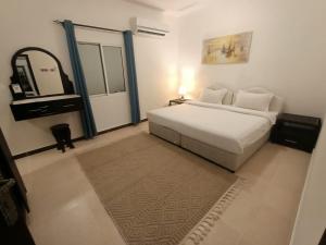 Postel nebo postele na pokoji v ubytování Al-Ashkhara Beach Resort منتجع شاطئ الأشخرة