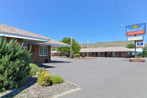 een gebouw met een bord waarop staat "Malibu motel" bij Majestic Inn & Suites in Klamath Falls