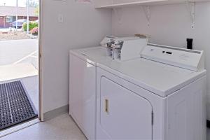 Fotografie z fotogalerie ubytování Majestic Inn & Suites v destinaci Klamath Falls