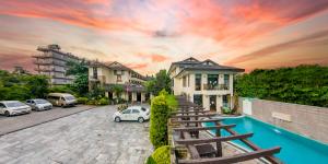 Πισίνα στο ή κοντά στο Atithi Resort & Spa