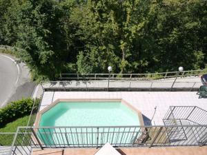 una vista aérea de una piscina en un parque en Alto Perledo Terrazzo, en Perledo 5 fotos más