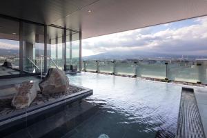 una piscina en un edificio con vistas en Tokyu Vacations Fujisan Mishima, en Mishima