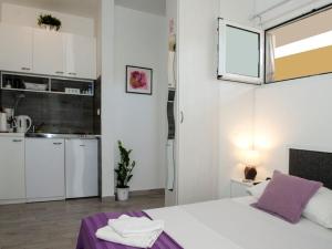 a room with a kitchen and a bed in a room at Apartment Onyx in Split
