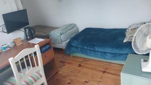 a bedroom with a bed and a desk with a computer at Hospedaje en San Isidro in San Isidro