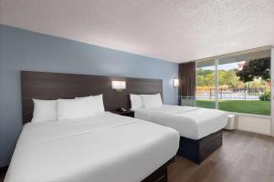 Ένα ή περισσότερα κρεβάτια σε δωμάτιο στο Super 8 by Wyndham Riverside AL +24 φωτογραφίες