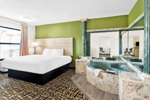 Ένα ή περισσότερα κρεβάτια σε δωμάτιο στο Quality Inn Russellville +15 φωτογραφίες
