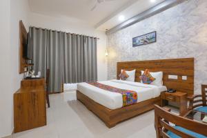 Кровать или кровати в номере FabHotel New Journey Hospitality Near MG Road & Sikanderpur Metro