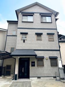 un edificio alto con la puerta principal abierta en TABISAI HOTEL Swell 天神, en Fukuoka