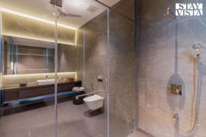 Bagno di StayVista at Sol & Sands with Mountain View and Pool