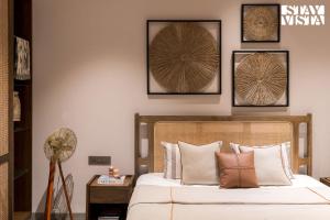 Letto o letti in una camera di StayVista at Sol & Sands with Mountain View and Pool