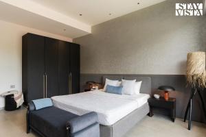 Letto o letti in una camera di StayVista at Sol & Sands with Mountain View and Pool