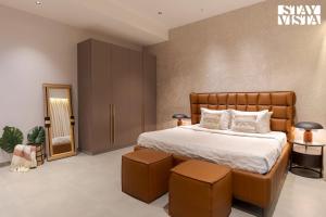 Letto o letti in una camera di StayVista at Sol & Sands with Mountain View and Pool