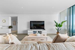 Televisyen dan/atau pusat hiburan di Breathtaking Waterfront Apartment in Mandurah +40 gambar
