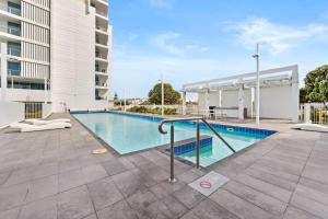 Bazén v ubytování Breathtaking Waterfront Apartment in Mandurah nebo v jeho okolí