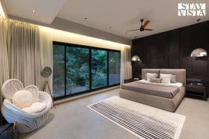 Letto o letti in una camera di StayVista at Sol & Sands with Mountain View and Pool