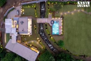 Piscina di StayVista at Sol & Sands with Mountain View and Pool o nelle vicinanze