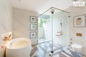 Bagno di StayVista at Sol & Sands with Mountain View and Pool