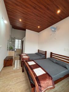 En eller flere senge i et værelse på Kamal nivas service apertments