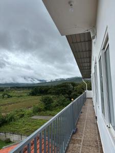 En balkon eller terrasse på Kamal nivas service apertments