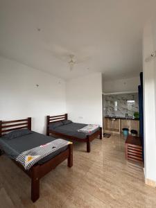 En eller flere senge i et værelse på Kamal nivas service apertments