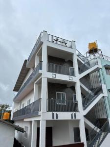 En balkon eller terrasse på Kamal nivas service apertments