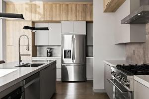 Una cocina o cocineta en Sandstone by Fieldtrip Modern w Pool Views