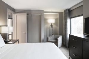 Residence Inn by Marriott Weehawken客房内的一张或多张床位