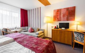 Camera con letto e TV di Hotel Schöne Aussicht a Steinach