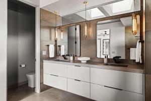 Un baño de Sandstone by Fieldtrip Modern w Pool Views