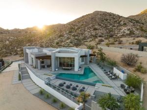 丝兰谷The Overlook by Fieldtrip 5 Bd Modern Luxury with Infinity Pool Views的沙漠中的一座房子,设有游泳池