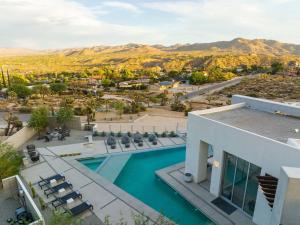 丝兰谷The Overlook by Fieldtrip 5 Bd Modern Luxury with Infinity Pool Views的带游泳池的房子的鸟瞰图