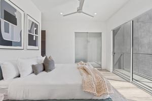 The Overlook by Fieldtrip 5 Bd Modern Luxury with Infinity Pool Views客房内的一张或多张床位