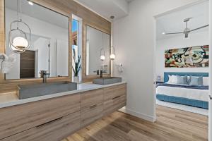 The Overlook by Fieldtrip 5 Bd Modern Luxury with Infinity Pool Views客房内的一张或多张床位