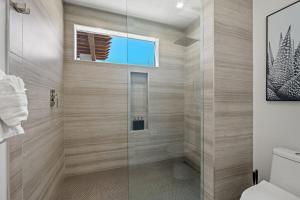 The Overlook by Fieldtrip 5 Bd Modern Luxury with Infinity Pool Views的一间浴室
