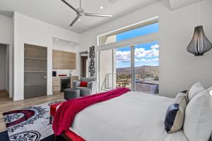 The Overlook by Fieldtrip 5 Bd Modern Luxury with Infinity Pool Views客房内的一张或多张床位