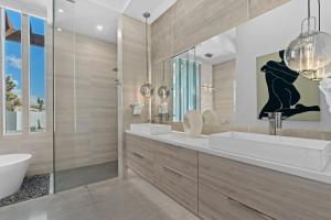 The Overlook by Fieldtrip 5 Bd Modern Luxury with Infinity Pool Views的一间浴室
