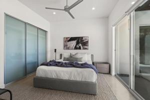 The Overlook by Fieldtrip 5 Bd Modern Luxury with Infinity Pool Views客房内的一张或多张床位