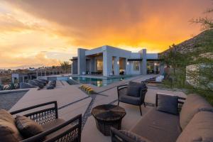 丝兰谷The Overlook by Fieldtrip 5 Bd Modern Luxury with Infinity Pool Views的一座别墅,设有游泳池和日落美景